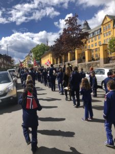 Korpset stiller opp på gata foran Ila skole